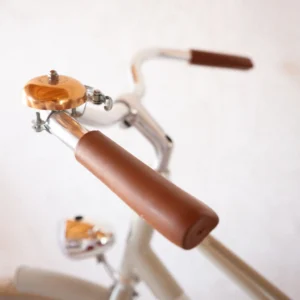 The Caferacer Bike in Grey combines retro style with modern performance. Lightweight aluminum frame, stainless-steel components, and adjustable saddle for a smooth ride.